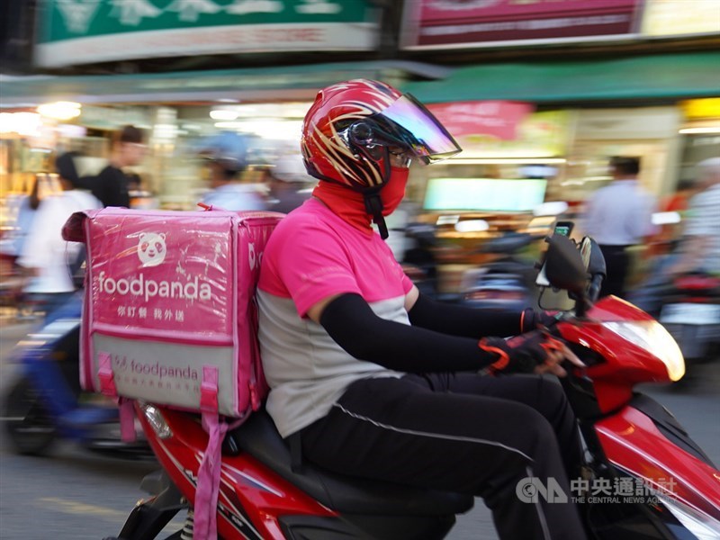 在國慶連假期間,桃園市1名foodpanda外送員車禍死亡,勞保局人員指出,此案最快22日就能夠開罰,但罰鍰金額不便透露。(中央社檔案照片)