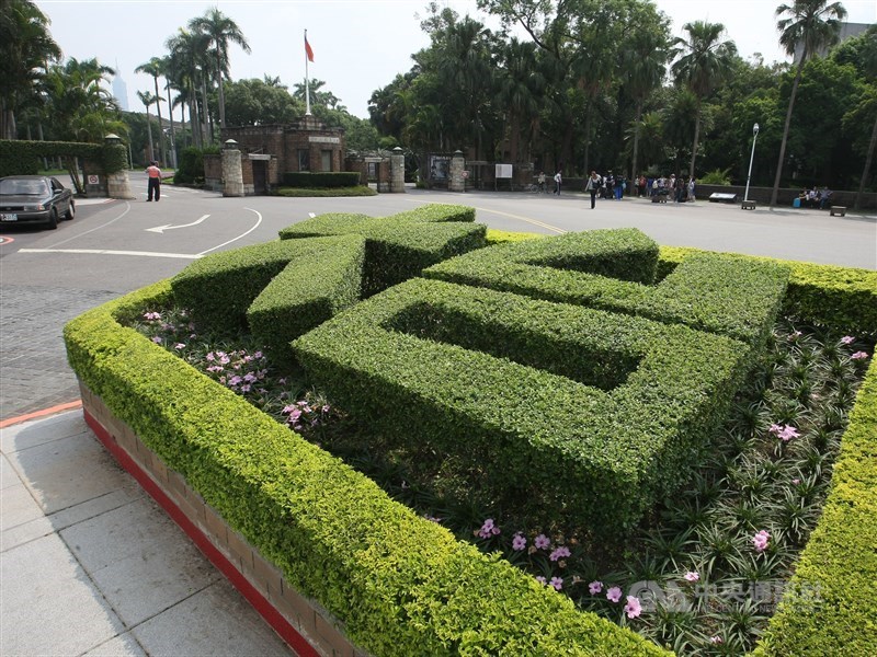 台大21日表示,已有562名在港就學生申請當訪問生,其中半數是台灣學生,香港學生近3成。圖為台大校門。(中央社檔案照片)