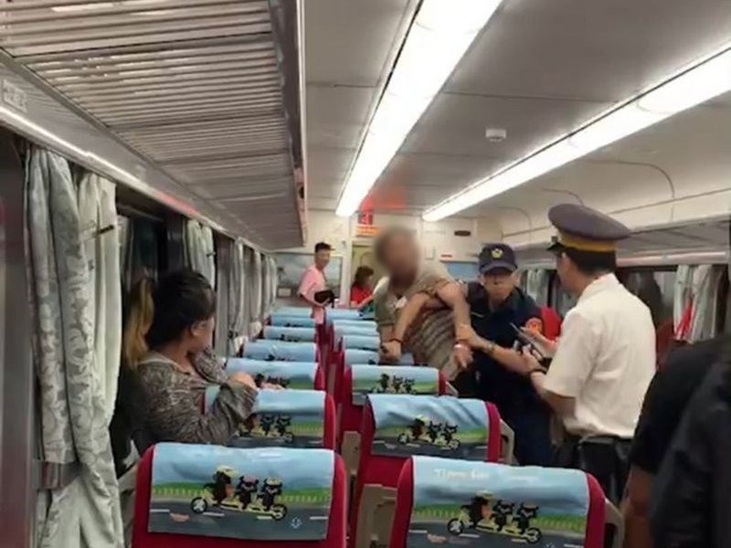 鐵路警察李承翰(右2)7月3日遭乘客持刀刺殺,行凶的54歲鄭姓男子(右3)被依殺人罪嫌起訴。嘉義地方法庭9日開庭,律師要求被告鄭男需進行精神鑑定。(民眾提供)