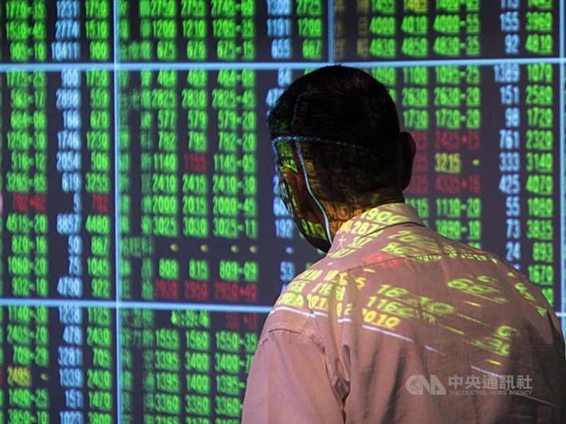 美中貿易談判生波,導致美股收黑,21日台股早盤重挫逾152點,失守11500點關卡。(中央社檔案照片)