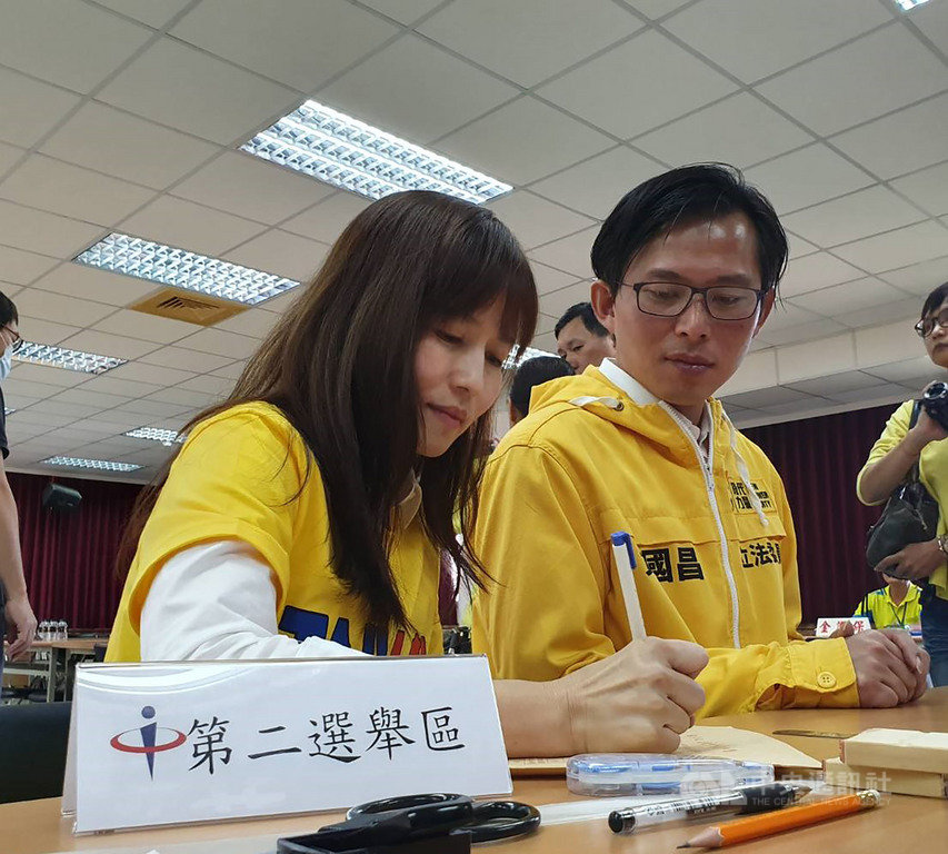 家住屏東恆春鎮的留美律師張怡(左)21日由時代力量立委黃國昌(右)陪同到屏東縣選委會登記參選屏東第2(屏南)選區立委。中央社記者郭芷瑄攝 108年11月21日