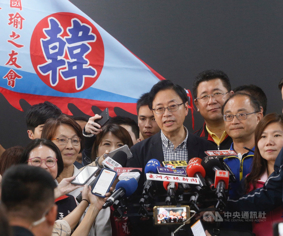 國民黨副總統參選人張善政近日的政黨票「隨心而去」說法遭國民黨批評,張善政(中格子襯衫者)21日受訪表示,「國民黨最高目標當然是韓國瑜要當選」,希望不要再問他政黨票的事。中央社記者董俊志攝 108年11月21日