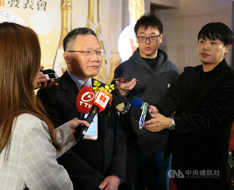 財政部長蘇建榮(右3)今天受訪表示,9項汽車零組件關稅降稅未來何時完成修法,就何時開始適用,不會回溯。中央社記者吳佳蓉攝 108年11月21日