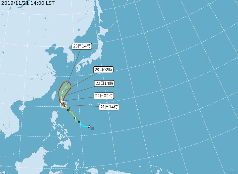 中央氣象局21日傍晚表示,輕度颱風鳳凰路徑較原先偏東,發布海上警報機率愈來愈低。(圖取自中央氣象局網頁cwb.gov.tw)