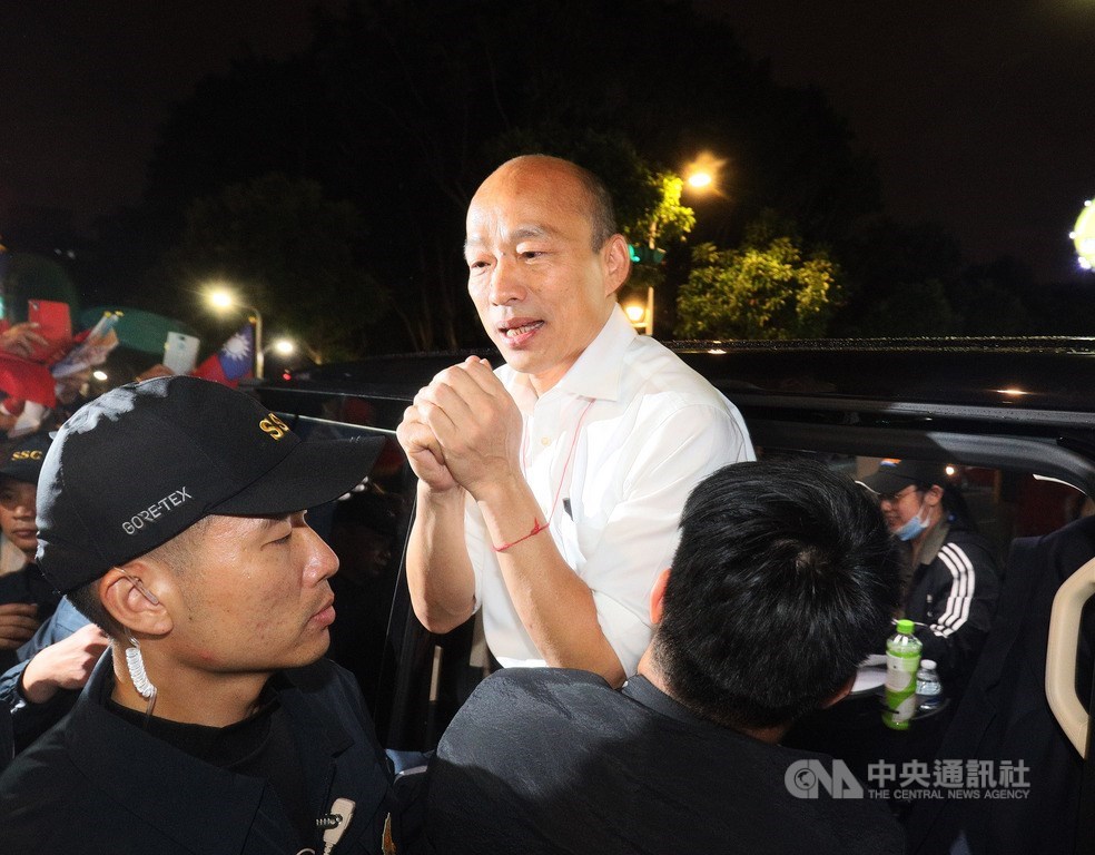 國民黨總統參選人韓國瑜(中)18日晚間到興安國宅為黨籍台北市立委參選人蔣萬安站台造勢,乘車離去前,不忘拱手感謝大家熱情相挺。中央社記者郭日曉攝 108年11月18日