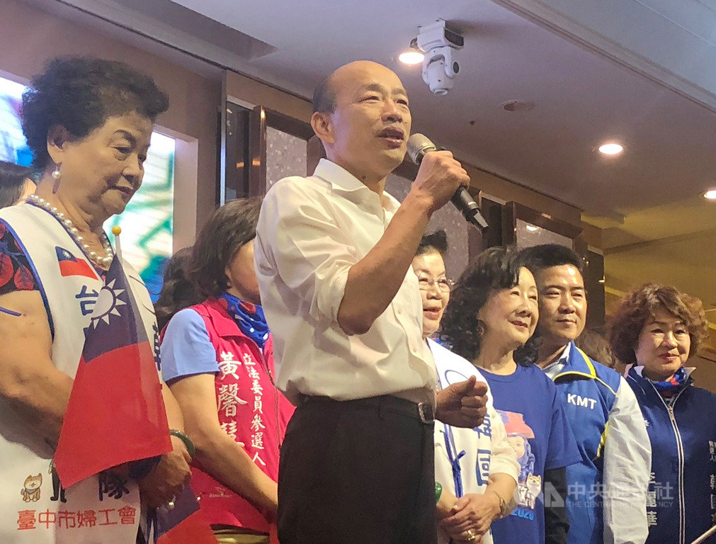 國民黨總統參選人韓國瑜今天進行台中傾聽之旅,下午出席婦女後援會成立大會。中央社記者余祥攝 108年11月22日