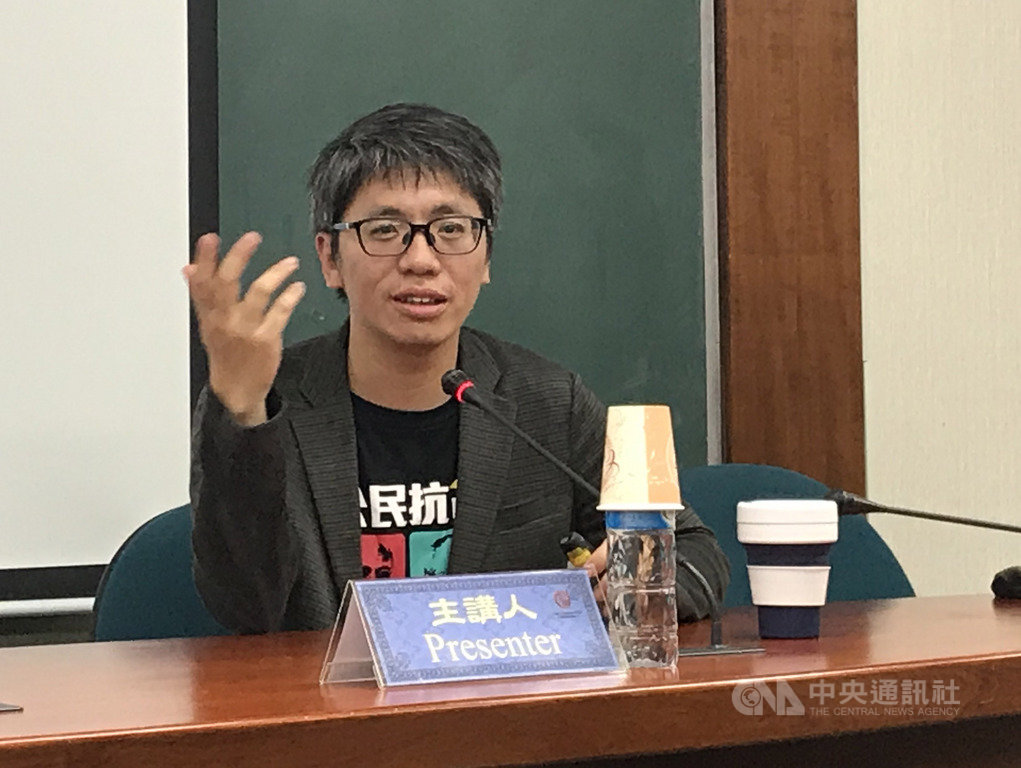 香港學者葉蔭聰(圖)22日在台北中研院演講分析,香港6月至今的抗爭,高舉「時代革命」旗幟,反映港人對體制的全面敵意,試圖自我創造政治認同。中央社記者繆宗翰攝 108年11月22日
