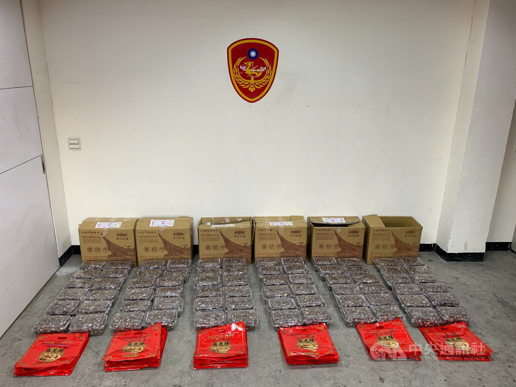 金馬澎分署第九岸巡隊22日表示,料羅商港安檢所查獲偽裝麻花捲袋藏香菇企圖輸台案,總計今年以來查緝31件走私香菇案,市價逾新台幣1360萬元。(金門岸巡隊提供)中央社記者黃慧敏傳真 108年11月22日