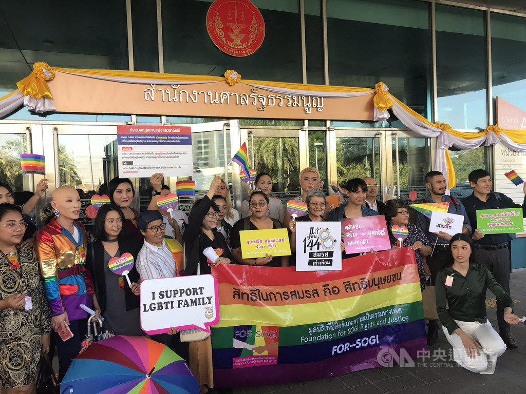 多個同志團體22日在憲法法院外聲援泰國女性同志伴侶彭蘇(Permsup Sae-Ung)和蓬佩(Poungpet Hemkum)向憲法法院提出請願書。中央社記者呂欣憓曼谷攝 108年11月22日