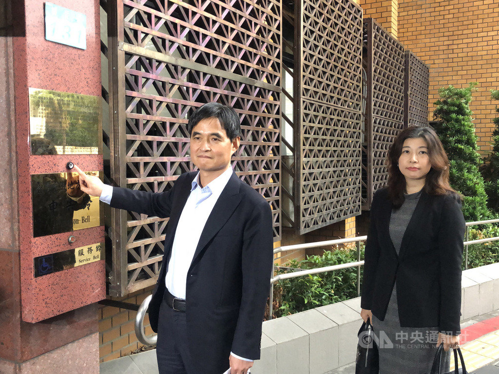 半導體IC通路廠大聯大公開收購文曄科技最高30%股權,文曄科技董事長鄭文宗(左)22日在律師陪同下到台北地檢署,按鈴控告大聯大涉嫌違反銀行法等。中央社記者林長順攝 108年11月22日