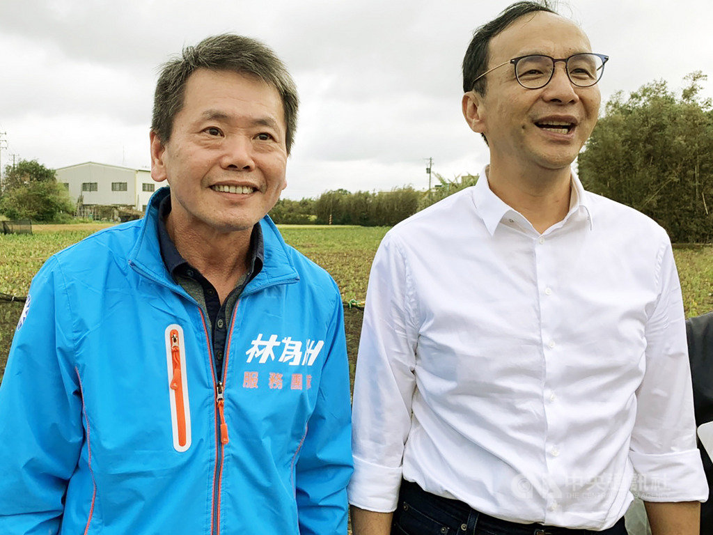 前新北市長朱立倫(右)22日到新竹縣湖口鄉為國民黨立委參選人林為洲(左)加油,對於黨不分區立委名單惹議,朱立倫受訪表示,雖有不同聲音,但這不代表存在派系鬥爭,只是大家陳述不同意見。中央社記者郭宣彣攝 108年11月22日