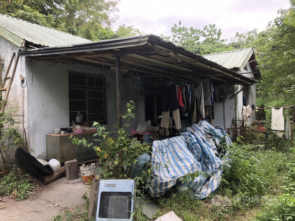 一名82歲日籍老翁逾期在台居留達36年,他向警方表示,當年來台是為了經商,但不順利,就離開公司,女性友人收留他,2人同住在富里鄉吳江村山區內老家,不清楚住了多久,平時就靠打零工賺零用錢,勉強度日。(玉里警分局提供)中央社記者張祈花蓮傳真 108年11月22日