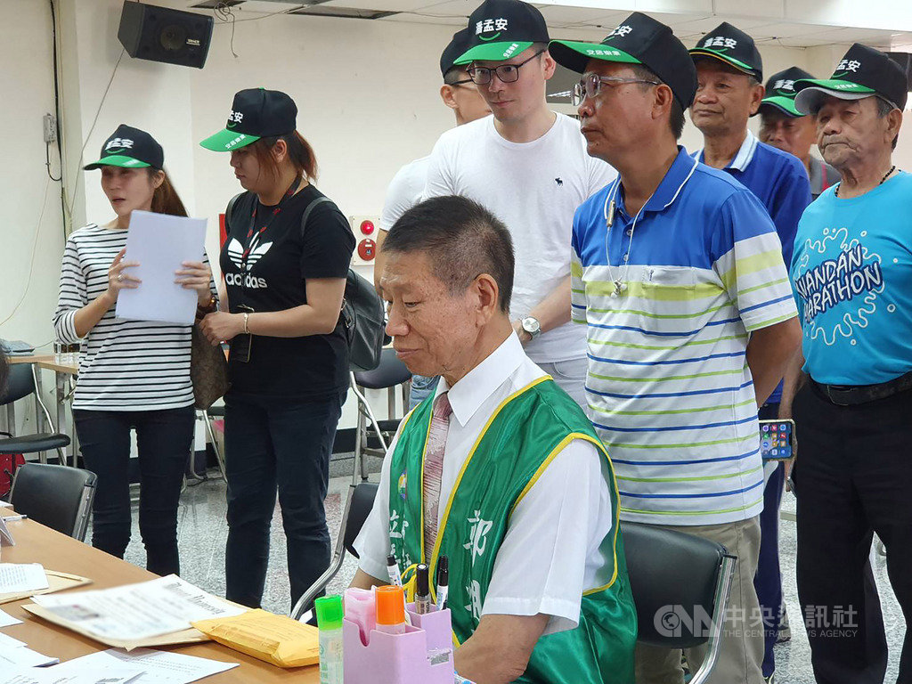 前民進黨立委鄭朝明(前右)22日赴選委會完成登記參選屏東縣第2選區立委,民進黨在屏南選區形成黨內廝殺局面。中央社記者郭芷瑄攝 108年11月22日