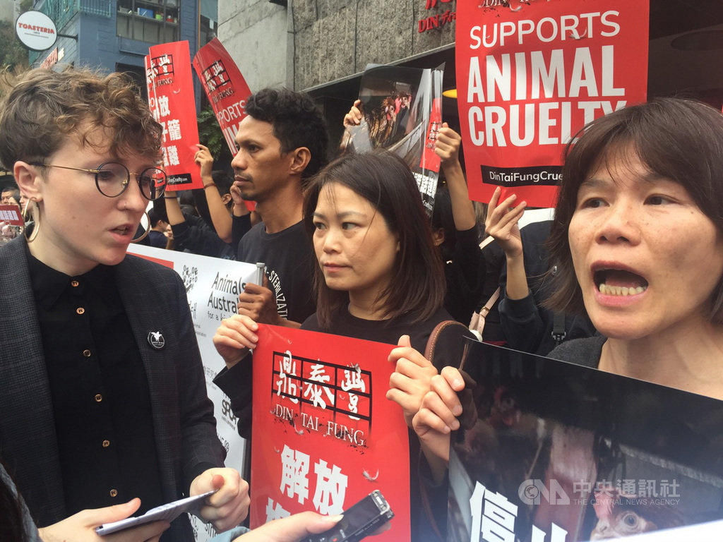 讓雞展翅國際聯盟(OWA)的動保組織22日同步在鼎泰豐美國及台灣信義門市抗議,OWA全球企業關係總監艾美(Amy Odene)(左)表示,接獲告知,美國鼎泰豐已允諾今年底前會全面改用非籠飼雞蛋,原本是2025年改。中央社記者楊淑閔攝 108年11月22日