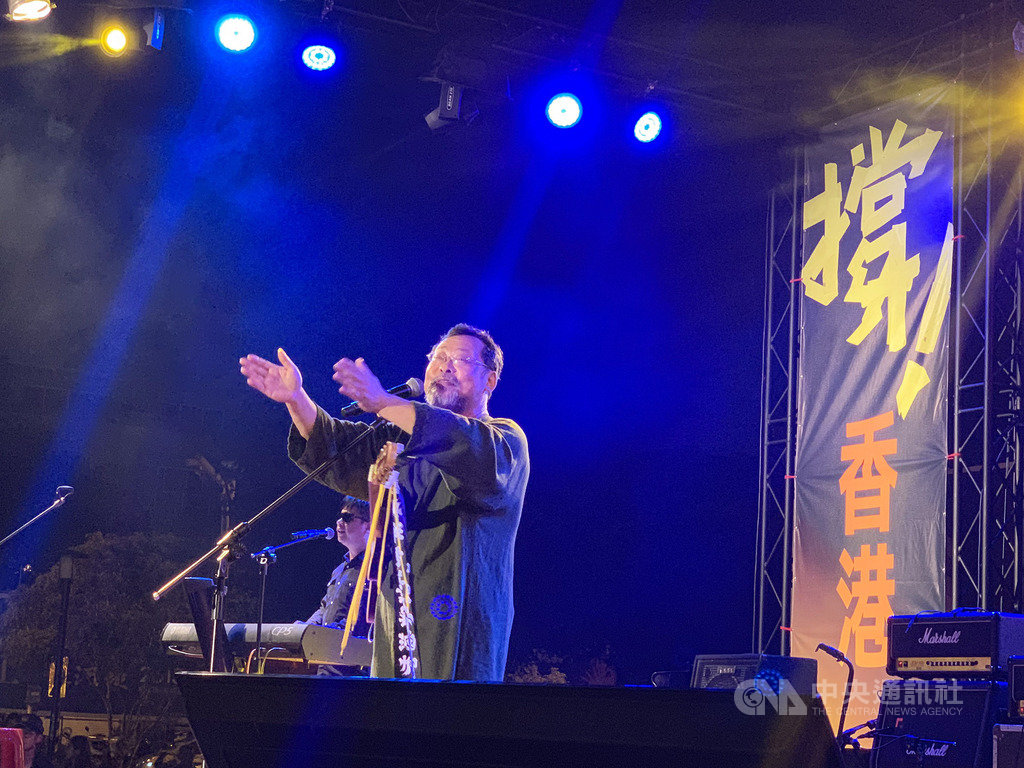 「撐香港要自由」演唱會台南場22日晚間在北區花園夜市開唱,音樂人陳明章登台演唱多首名曲,他說,還是一句老話,國民黨和共產黨的話可以聽,屎就能吃。中央社記者張榮祥台南攝 108年11月22日