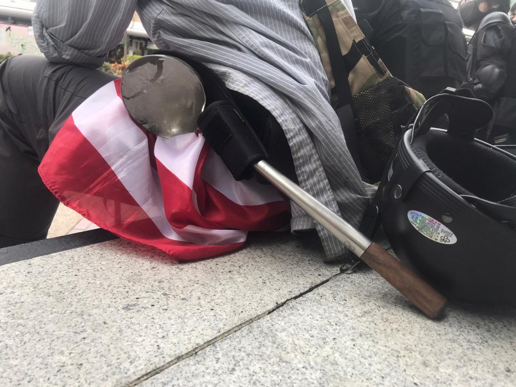 在理大為學生做飯的廚師「廚房佬」,他視煮飯湯勺為武器,自豪能填飽所有人的肚子,要留守到最後一刻,作示威者的後盾。(眾新聞提供)