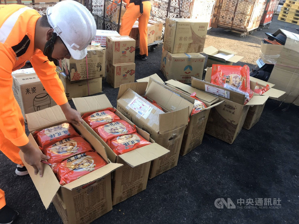 金馬澎分署第九岸巡隊22日表示,料羅商港安檢所人員21日進行貨物拆檢時,察覺一批輸台貨物中的6只紙箱明顯有異,拆檢後起出6箱72小包的疑似大陸香菇,重約43.2公斤。(金門岸巡隊提供)中央社記者黃慧敏傳真 108年11月22日