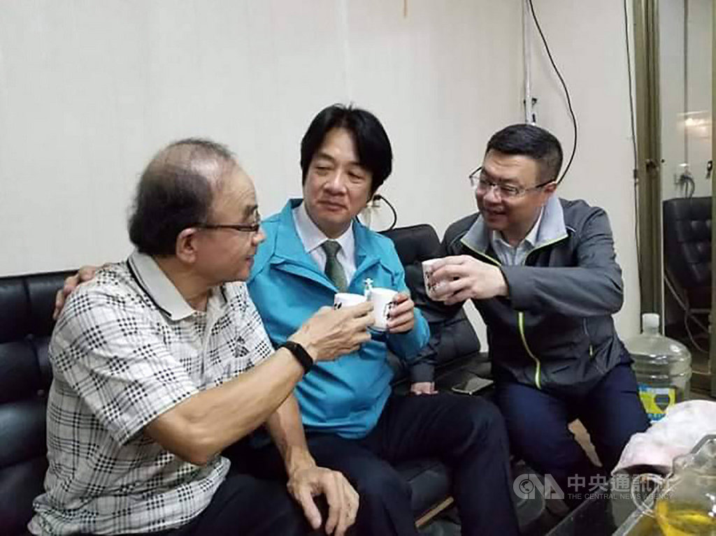 民進黨創黨黨員陳志成(左)原傳出將代表台灣維新參選基隆立委,但他22日發表聲明將退選,因民進黨副總統參選人賴清德(中)日前親自拜會,溫情勸說,他也將力挺立委蔡適應連任。右為民進黨主席卓榮泰。(陳志成臉書提供)中央社記者沈如峰基隆傳真 108年11月22日