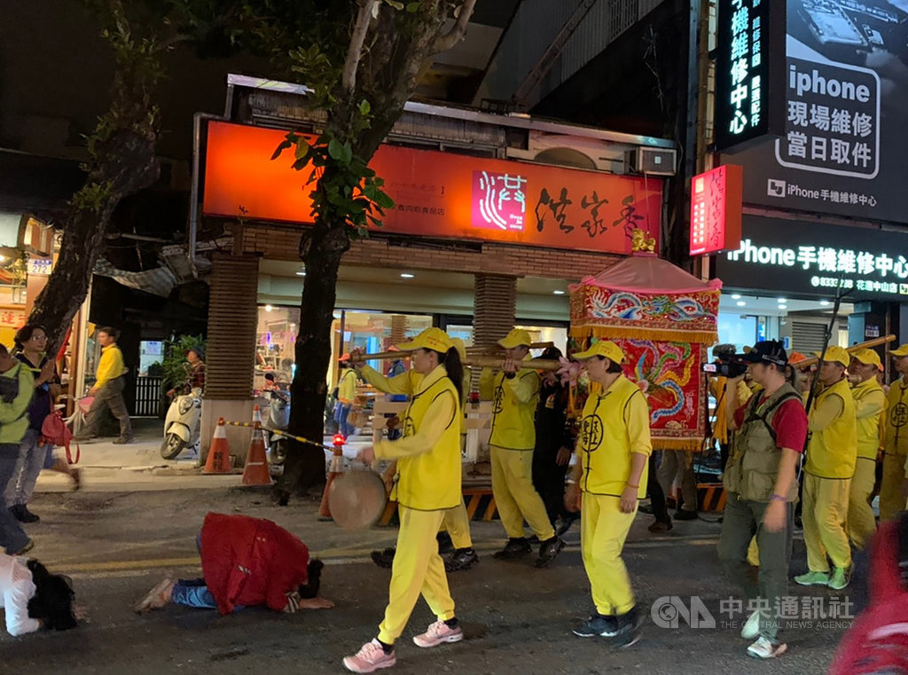花蓮最大媽祖廟港天宮慶36週年宮慶,首度請來苗栗白沙屯拱天宮媽祖,雙女神22日晚間起一連3天遶境,首場活動集中花蓮市區,趴在地上的信眾延伸數百公尺,等待媽祖鑾轎經過,鑽轎底求平安。中央社記者張祈花蓮攝 108年11月22日