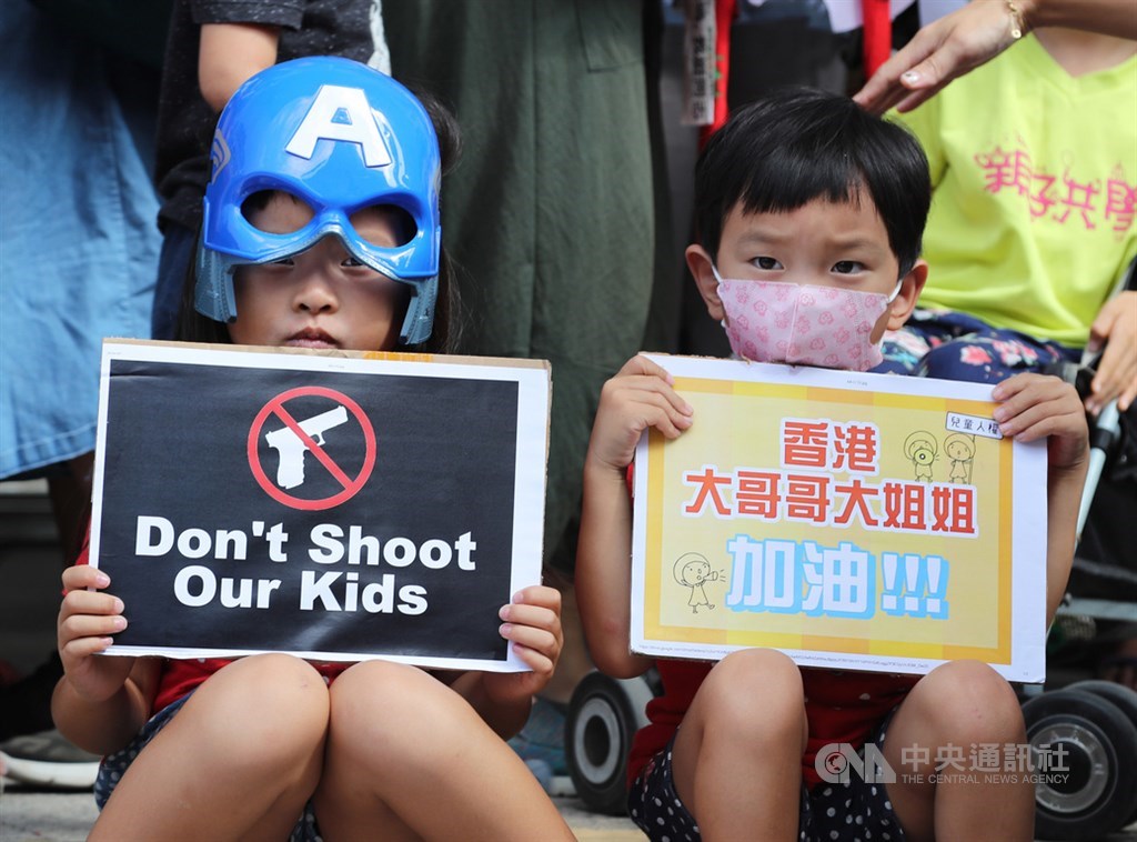 台灣親子共學教育促進會等民間團體10月8日發起「兒童連儂牆撐香港」活動,關注香港兒童人權議題,持標語高喊「Don