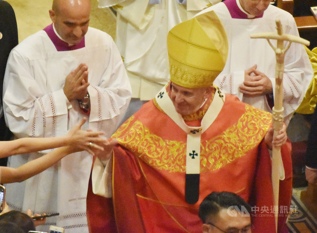 教宗方濟各22日下午在曼谷聖母升天主教座堂(Assumption Cathedral)主持彌撒,結束彌撒離開教堂時和信徒握手。中央社記者呂欣憓曼谷攝 108年11月22日