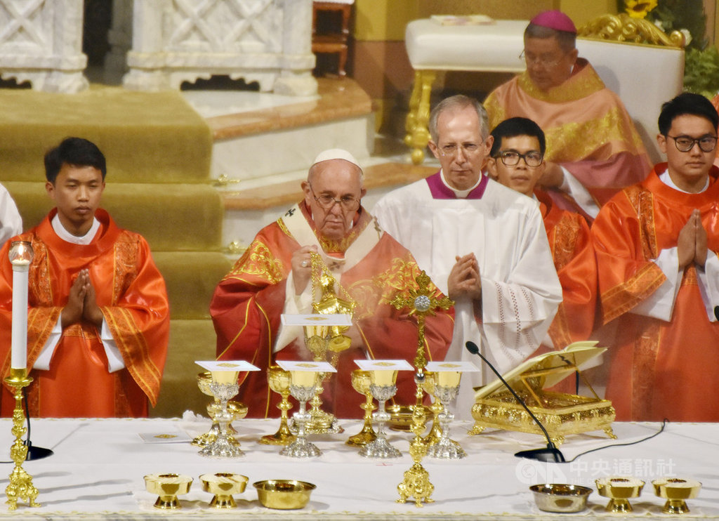 教宗方濟各22日下午在曼谷聖母升天主教座堂(Assumption Cathedral)主持彌撒,和上百名年輕的天主教徒見面。中央社記者呂欣憓曼谷攝 108年11月22日