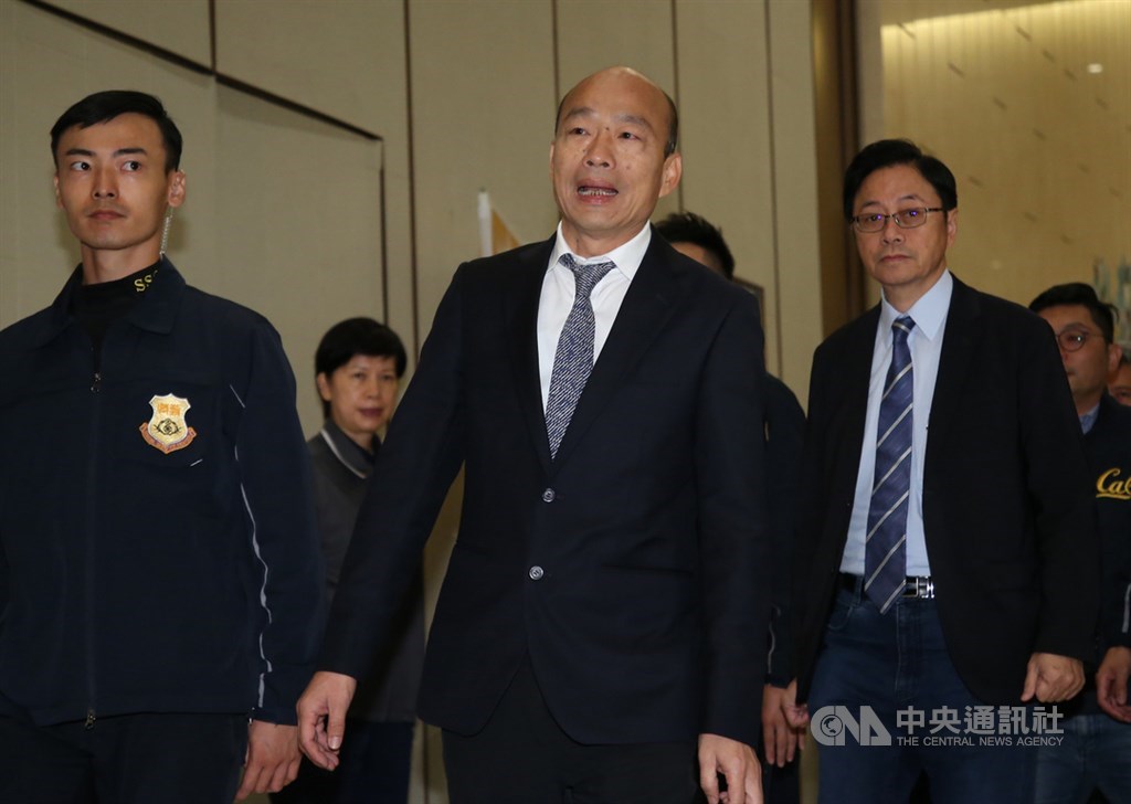 國民黨花蓮縣黨部21日晚間證實,總統參選人韓國瑜(前中)27日確定不到花蓮,與立委參選人黃啟嘉舉行聯合競選總部成立大會,改由副手張善政(前右)代打。(中央社檔案照片)