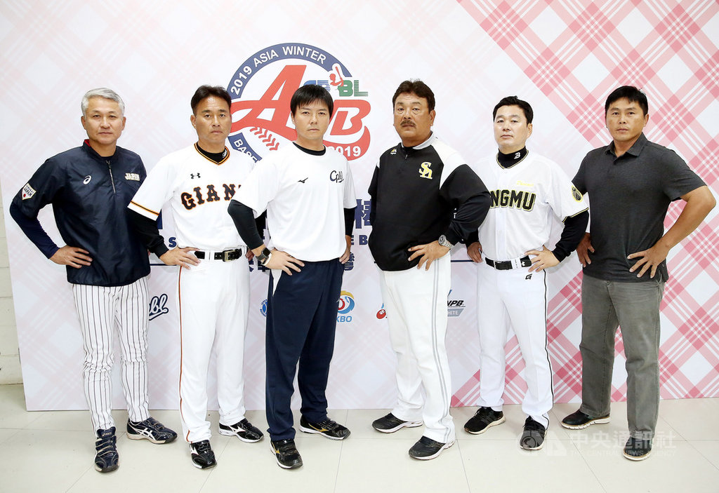2019年亞洲冬季棒球聯盟23日起開打,韓職聯隊這次以尚武隊為主體,由總教練朴治王(右2)領軍。朴治王22日表示,一直很期待能率球隊來台灣打球,也希望台灣能與韓國一起前進2020東京奧運。(中華職棒提供)中央社記者楊啟芳傳真 108年11月22日
