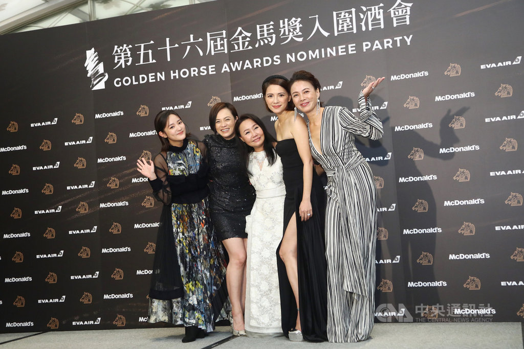 第56屆金馬獎22日晚間在台北舉行入圍酒會,入圍本屆最佳女主角獎的王淨(左起)、楊雁雁、呂雪鳳、李心潔、柯淑勤皆盛裝出席。中央社記者王騰毅攝 108年11月22日
