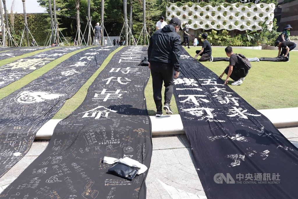 吳叡人指出,反送中抗爭運動的導火線「逃犯條例修正案」就是法律上與中國進行統合,香港人對於法治將毀的危機感整個爆發出來。圖為反送中示威者寫「時代革命」「五大訴求,缺一不可」口號布條。(中央社檔案照片)