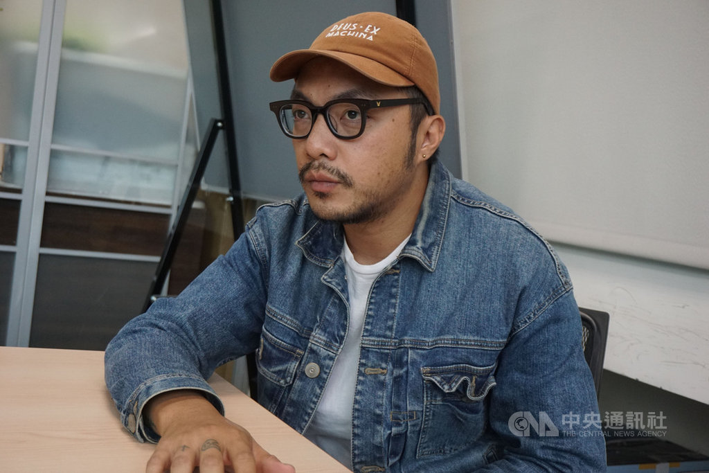 導演簡學彬是台東太麻里排灣族人,早期因為拍攝八八風災的紀錄片,學到了關於影像製作的技術,也看到了許多不同族群的故事,因此開始慢慢地全心投入影像敘事。中央社記者陳秉弘攝 108年11月22日