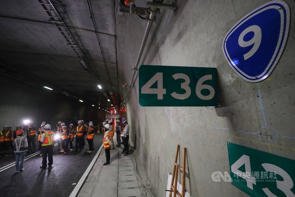 台9線南迴公路拓寬工程預計今年底完工全線通車,公路總局22日在屏東草埔至台東安朔路段草埔隧道說明工程概況。中央社記者裴禛攝 108年11月22日