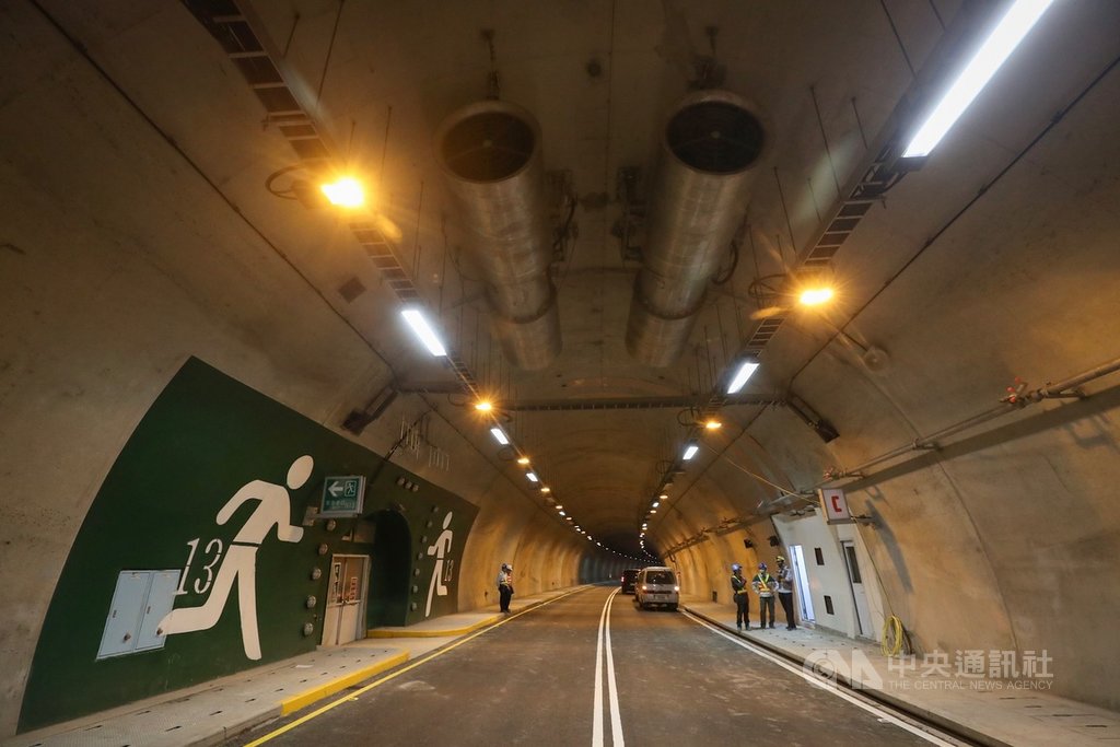 公路總局進行省道台9線南迴公路拓寬工程,22日在屏東草埔至台東安朔路段草埔隧道說明工程概況。中央社記者裴禛攝 108年11月22日