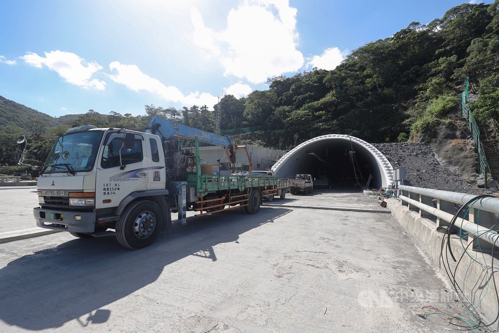 公路總局進行省道台9線南迴公路拓寬工程,22日在屏東草埔至台東安朔路段草埔隧道說明工程概況。圖為草埔隧道北洞口。中央社記者裴禛攝 108年11月22日