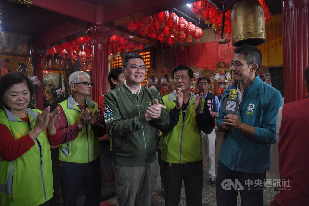 民進黨主席卓榮泰(左3)22日下午陪同黨籍立委參選人吳怡農(右1)到松山北府東隆宮參香祈福,受到不少支持民眾歡迎。中央社記者王飛華攝 108年11月22日