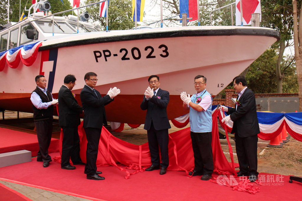 海巡署艦隊分署金門海巡隊2023艇22日正式除役,移撥金門大學作為展示與教學使用,儀式下午在金大舉行,海洋委員會副主委莊慶達(右3)及金大校長陳建民(左3)出席主持。中央社記者黃慧敏攝 108年11月22日