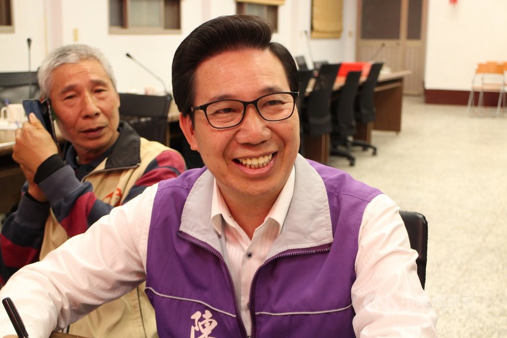 前金門縣長陳福海(右)22日赴選委會完成立委參選登記,以無黨籍身分投入選戰。他表示,金門需要有經驗和智慧來扮演和中央交朋友的人,他可以勝任這個角色。中央社記者黃慧敏攝 108年11月22日