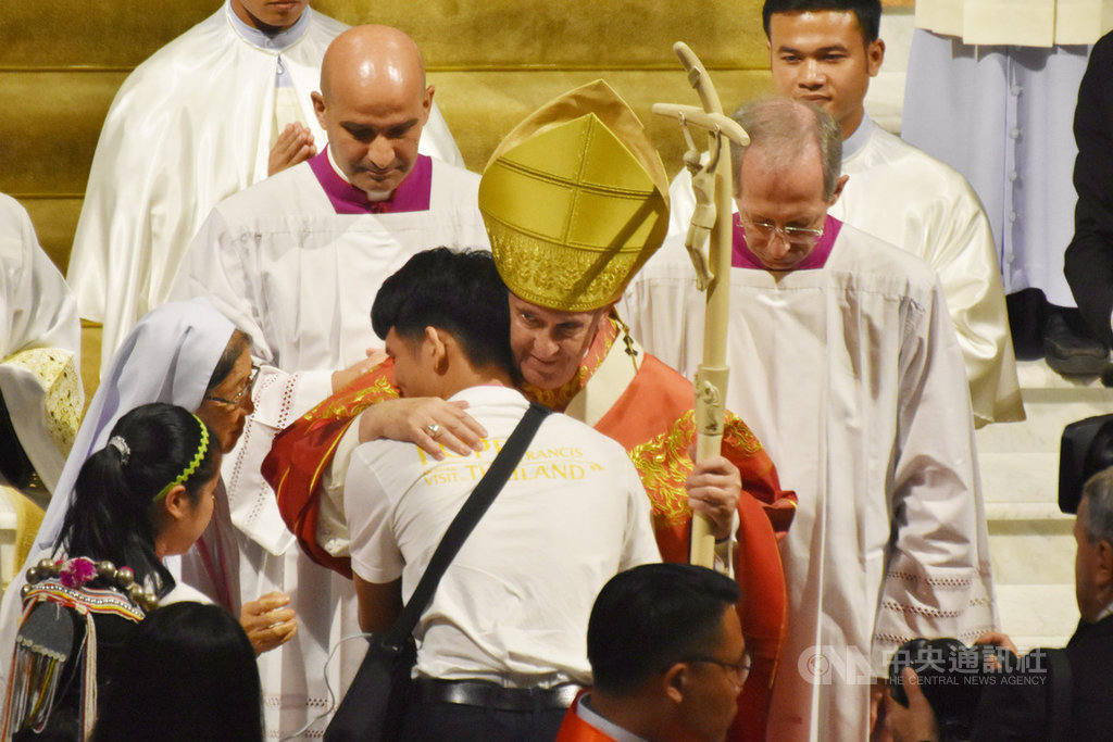 教宗方濟各22日下午在曼谷聖母升天主教座堂(Assumption Cathedral)主持彌撒,結束彌撒離開教堂時和年輕的信徒擁抱。中央社記者呂欣憓曼谷攝 108年11月22日