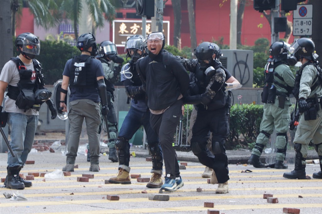 香港理工大學18日成為反送中主戰場,警方封鎖周圍500公尺,漆咸道和金馬倫道周圍爆發衝突。外圍有示威者想進入理大支援,防暴警察多次放催淚彈阻止。中央社記者張謙香港攝 108年11月18日