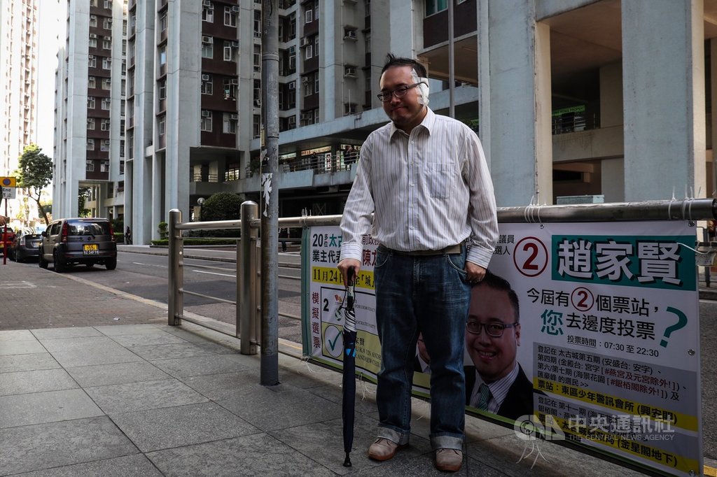 近來香港反送中爆發激烈警民衝突,香港民主派議員趙家賢(圖)3日在太古城調停持刀傷人事件時遭男子咬耳,造成左耳耳廓永久壞死,21日才出院。他22日上街拜票時表示,左耳部分因壞死而接回失敗,但若事件重演,仍會做一樣的事。中央社記者吳家昇攝 108年11月22日