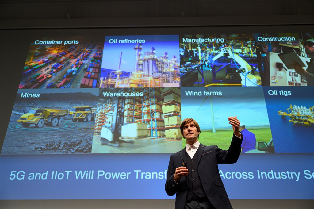美國晶片大廠高通(Qualcomm)主管尼凡林納(Jussi Nevanlinna),上月在漢諾威舉行的5G CMM Expo展覽說明5G通信技術的應用可能。(漢諾威展覽集團提供)中央社記者林育立柏林傳真 108年11月22日