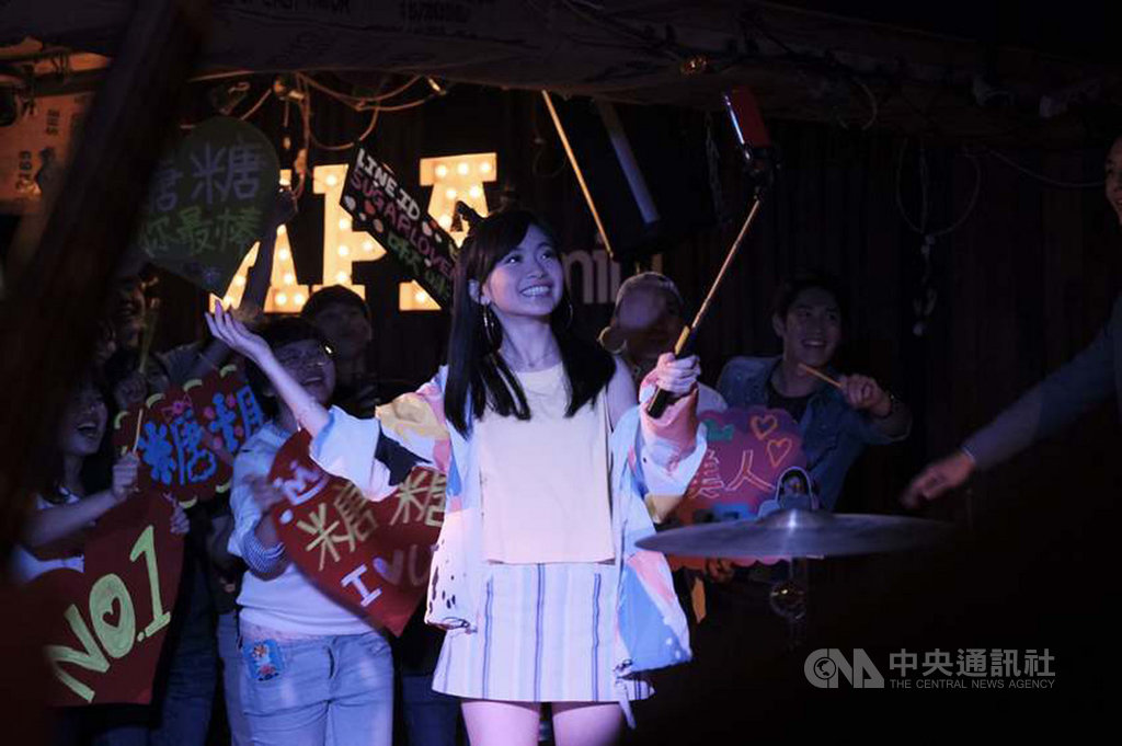 導演簡學彬說,公視戲劇「糖糖online」中演員詹宛儒飾演的女主角糖糖(中),她擔任直播主的工作,其實不是為了金錢,而是為了受到關注。(公視提供)中央社記者陳秉弘傳真 108年11月22日