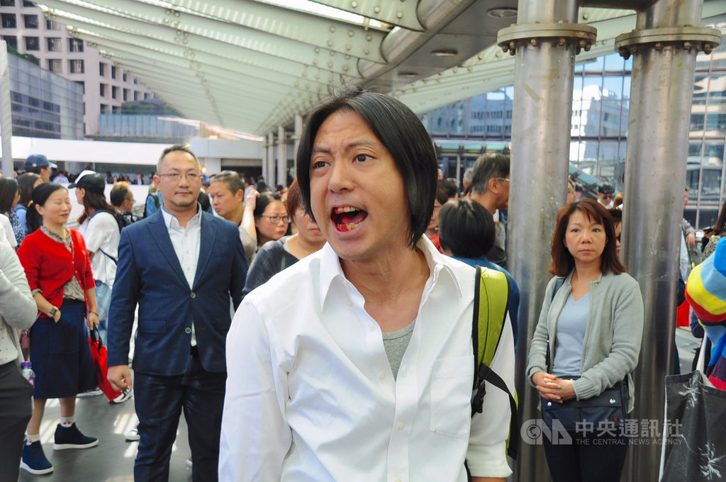 香港中環22日午間有「和你lunch」集會,一名持反對意見的民眾與示威者發生口角。他嘴裡出血,但之後澄清自己並未遭攻擊也不知道為何流血。中央社記者沈朋達香港攝 108年11月22日