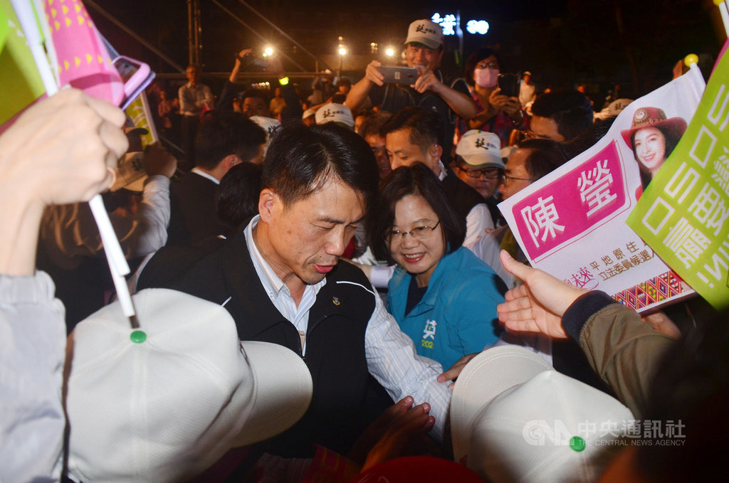 民進黨總統、立委參選人台東聯合競選總部22日晚間正式成立,總統蔡英文(中右藍衣者)出席,進場時受到台東鄉親夾道歡迎,短短的100公尺就走了20分鐘。中央社記者盧太城台東攝 108年11月22日