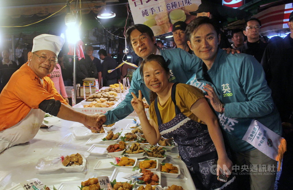民進黨副總統參選人賴清德(中後)22日陪同黨籍立委參選人蔡沐霖(右)到新北市永和智光黃昏市場拜票,並向攤商、民眾握手致意,盼爭取支持。(蔡沐霖競選總部提供)中央社記者黃旭昇新北傳真 108年11月22日