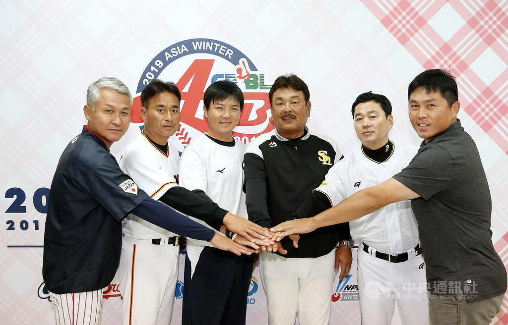2019年亞洲冬季棒球聯盟23日將開打,中職聯隊由中信兄弟二軍總教練林威助(左3)領軍,目前僅5名先發投手,一週有6場賽事,投手是林威助比較擔心的問題,但他表示,不論打得好不好,最重視選手的拚勁、態度。(中華職棒提供)中央社記者楊啟芳傳真 108年11月22日