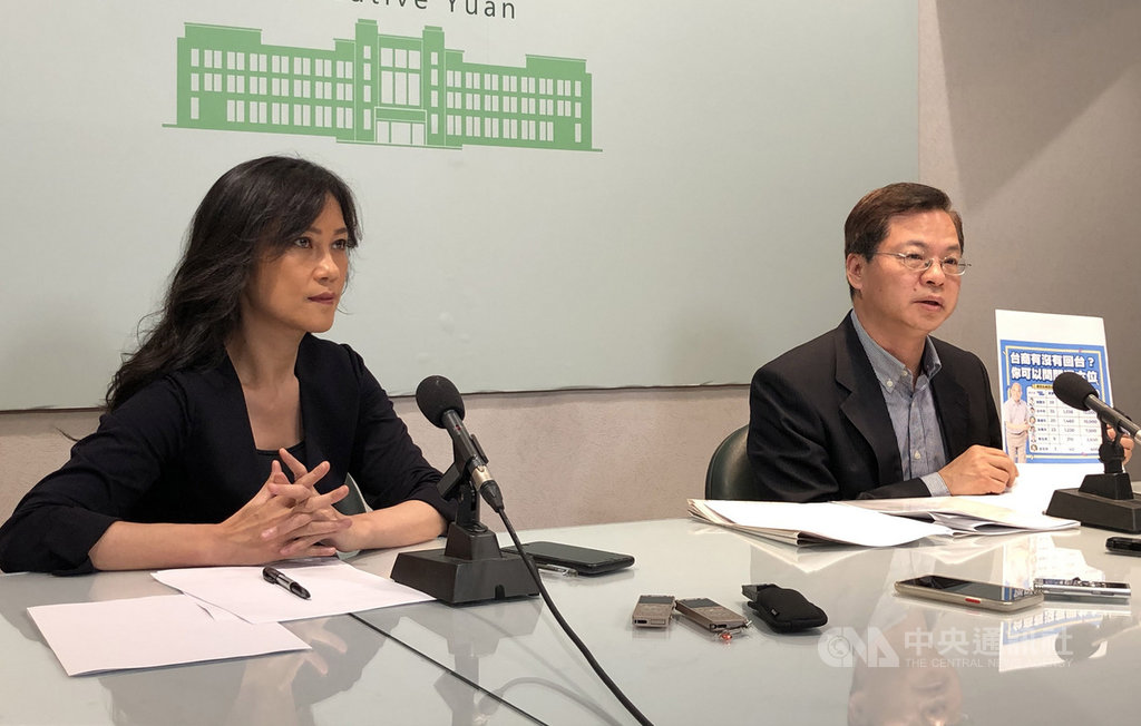 政務委員龔明鑫(右)與行政院發言人Kolas 於22日舉行記者會時表示,為打造台灣成為亞洲高階製造與研發中心,預計2021年可釋出逾600公頃的土地。中央社記者侯姿瑩攝 108年11月22日
