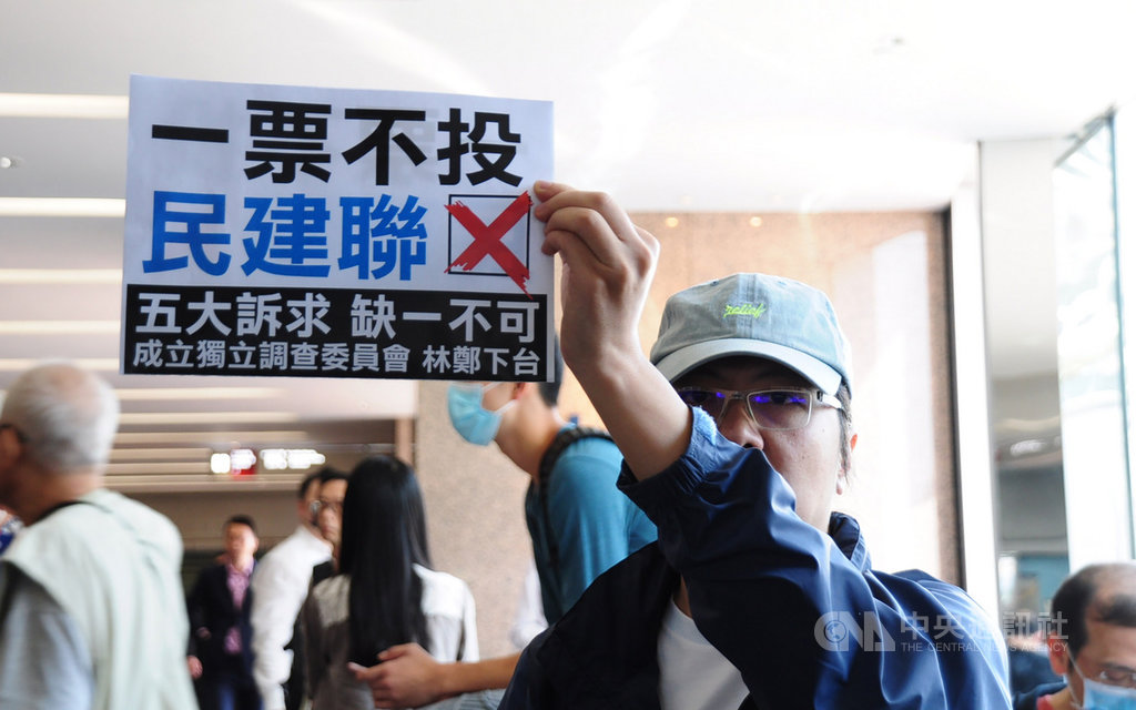香港中環22日午間有「和你lunch」集會,有示威者指建制派政黨是「逃犯條例」修訂的始作俑者,呼籲勿投票給他們。中央社記者沈朋達香港攝 108年11月22日