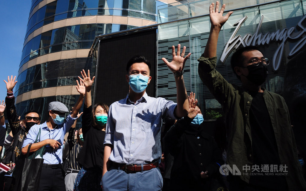 香港中環22日午間有「和你lunch」集會,示威者舉手比出「五」,代表反送中的「五大訴求」。中央社記者沈朋達香港攝 108年11月22日