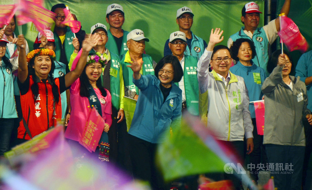 總統蔡英文(前中)22日晚間到台東出席民進黨總統、立委參選人聯合競選總部成立大會,與台東縣立委參選人劉櫂豪 (前右2)、平地原住民立委參選人陳瑩(前左2)、山地原住民立委參選人伍麗華(前左)同台造勢。中央社記者盧太城台東攝 108年11月22日